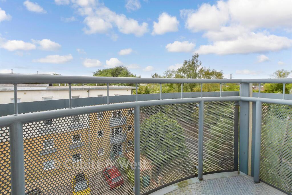 Apartment in Redhill - More