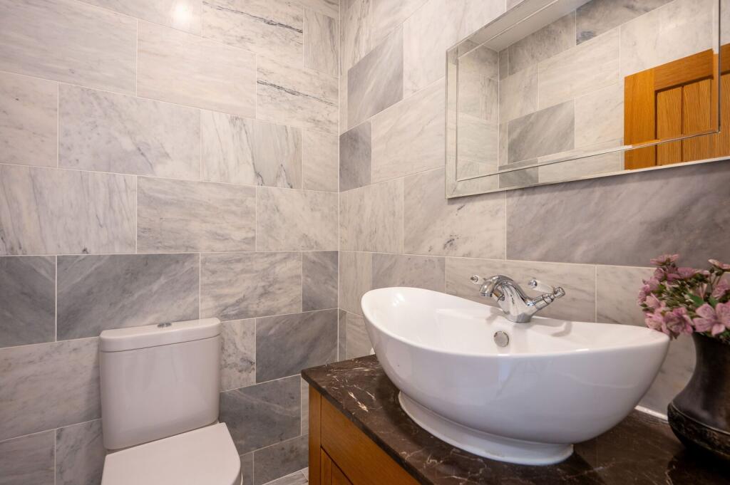 House in New Malden, Motspur Park - More