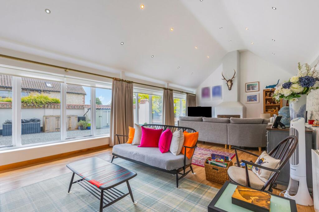 Impressive Brick and Flint Barn Conversion in Hockwold photo 3