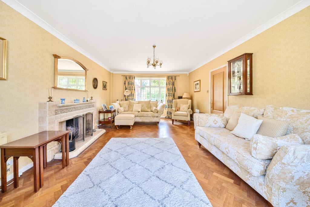 High Park Avenue, East Horsley, KT24 photo 3
