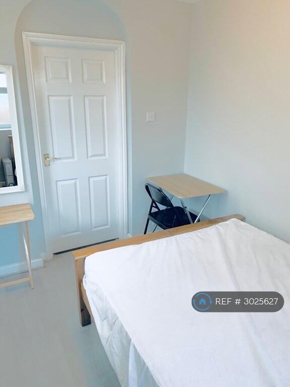 Apartment in Reading - View 4
