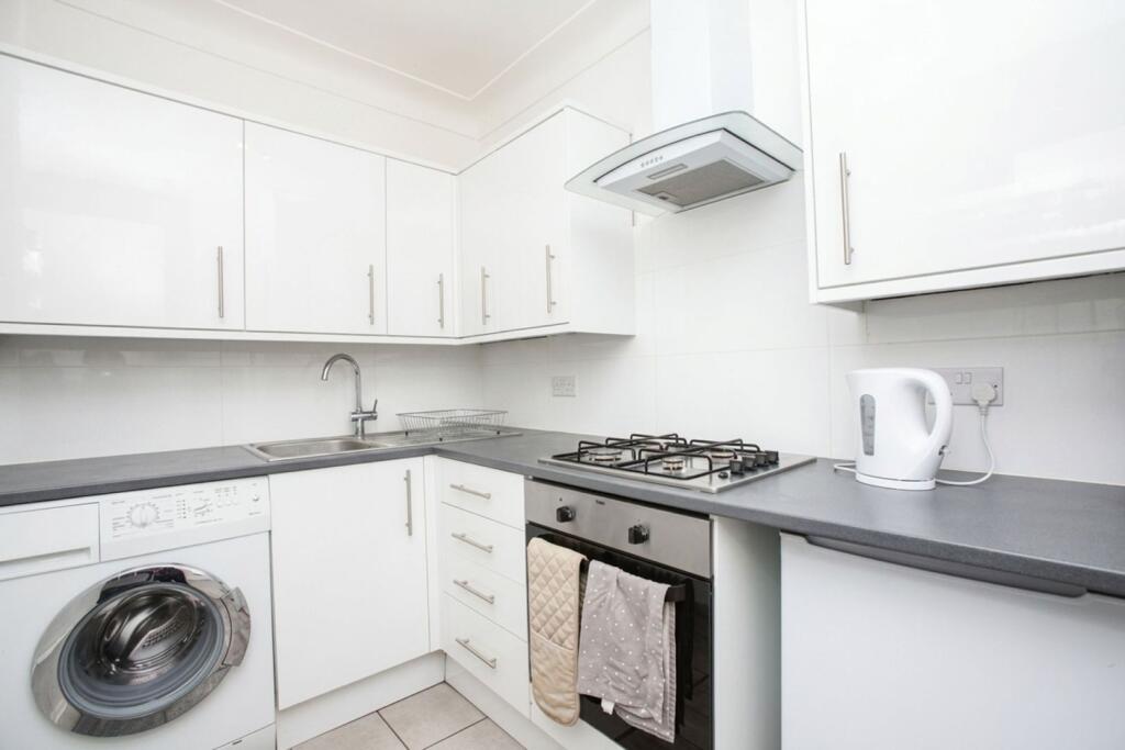 Apartment in Ilford - View 4