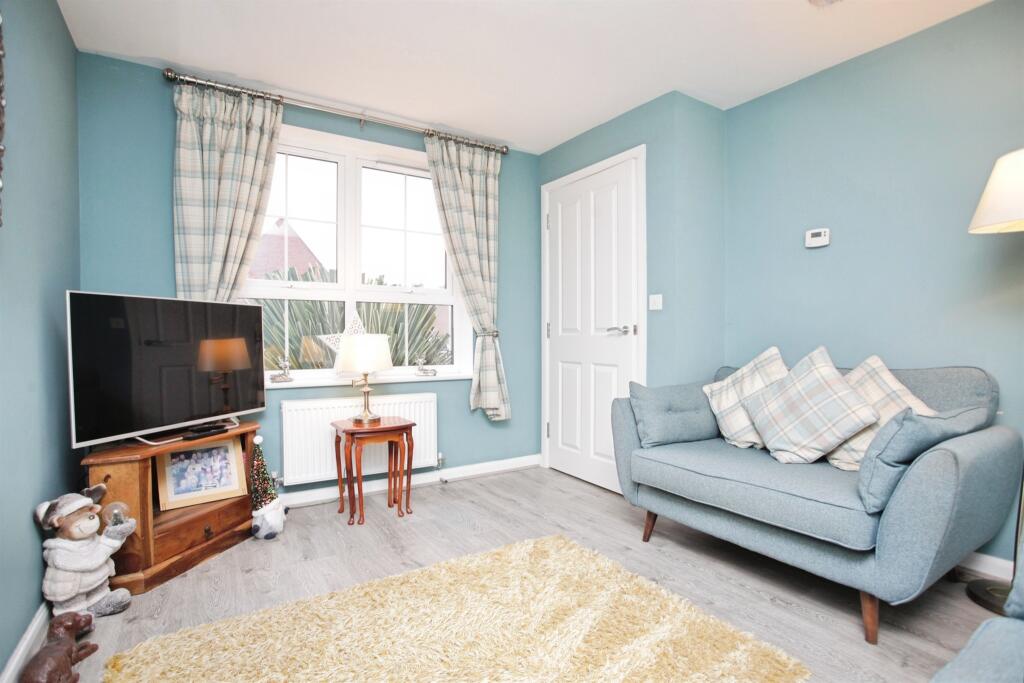 Coltsfoot Close, RUGBY photo 3