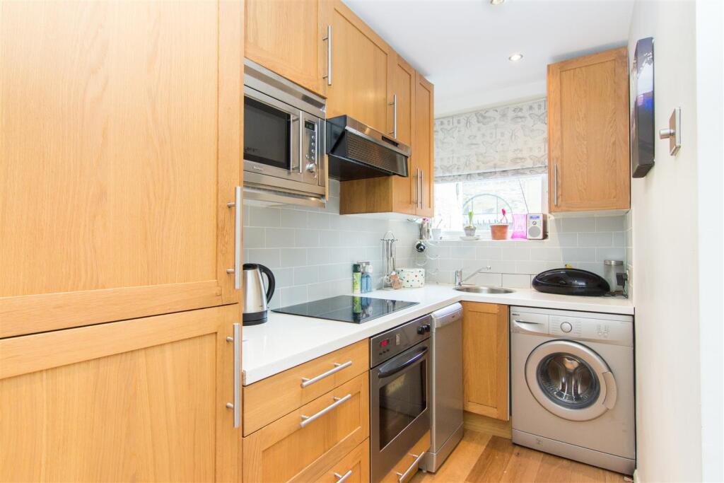 Apartment in London, Mortlake - View 3