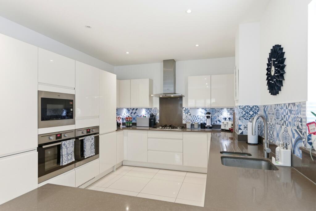 Mortimer Crescent, Kings Park, St. Albans, Hertfordshire, AL3 - View 5