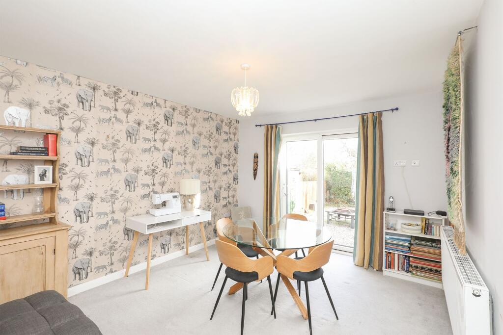 Shakespeare Avenue, Creswell, S80 photo 4