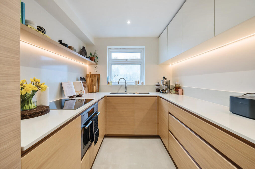 2-bed flat on Brambledown Road, South Wallington, £350,000