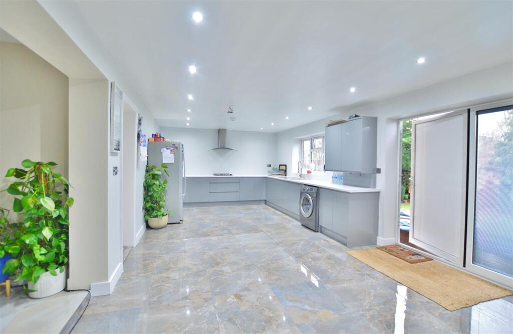 Dove House Crescent, Slough photo 2