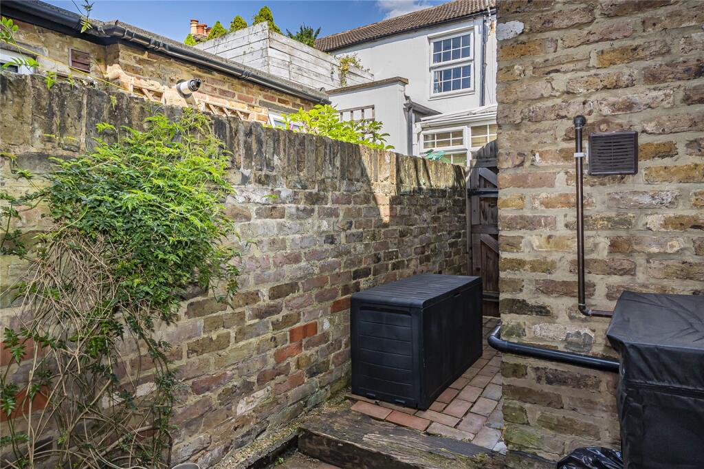 House in Twickenham - More
