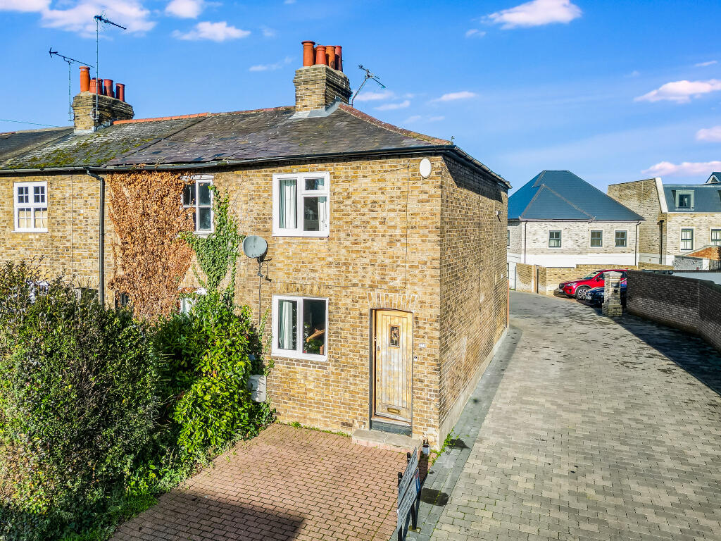2-bed terraced on Baddow Road, Great Baddow, Chelmsford, £265,000