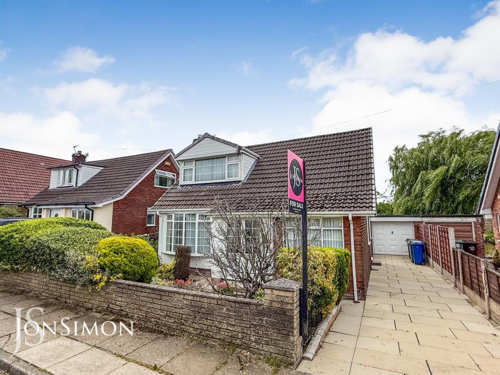 3-bed detached on Mendip Crescent, Walshaw, Bury, BL8, £315,000