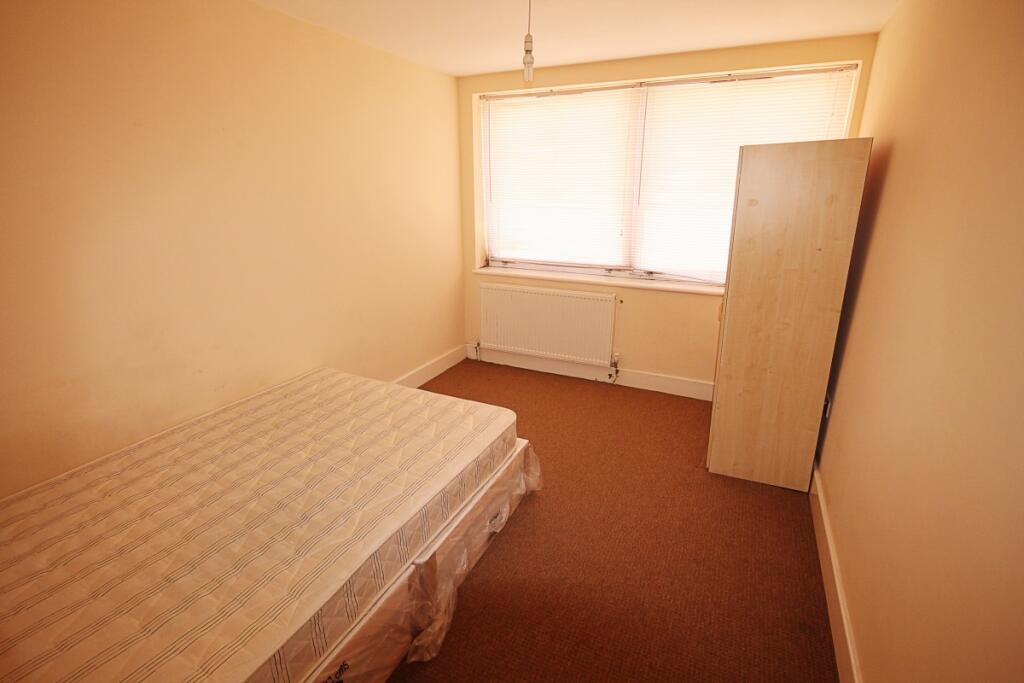 Apartment in Ilford - More