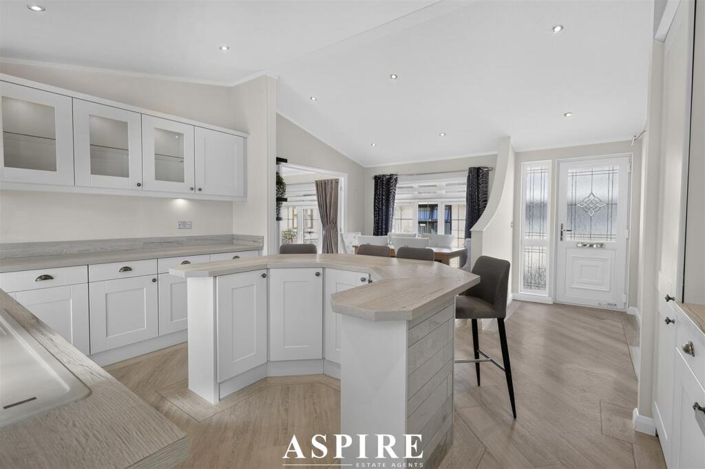 House in Rochford, Hullbridge - More