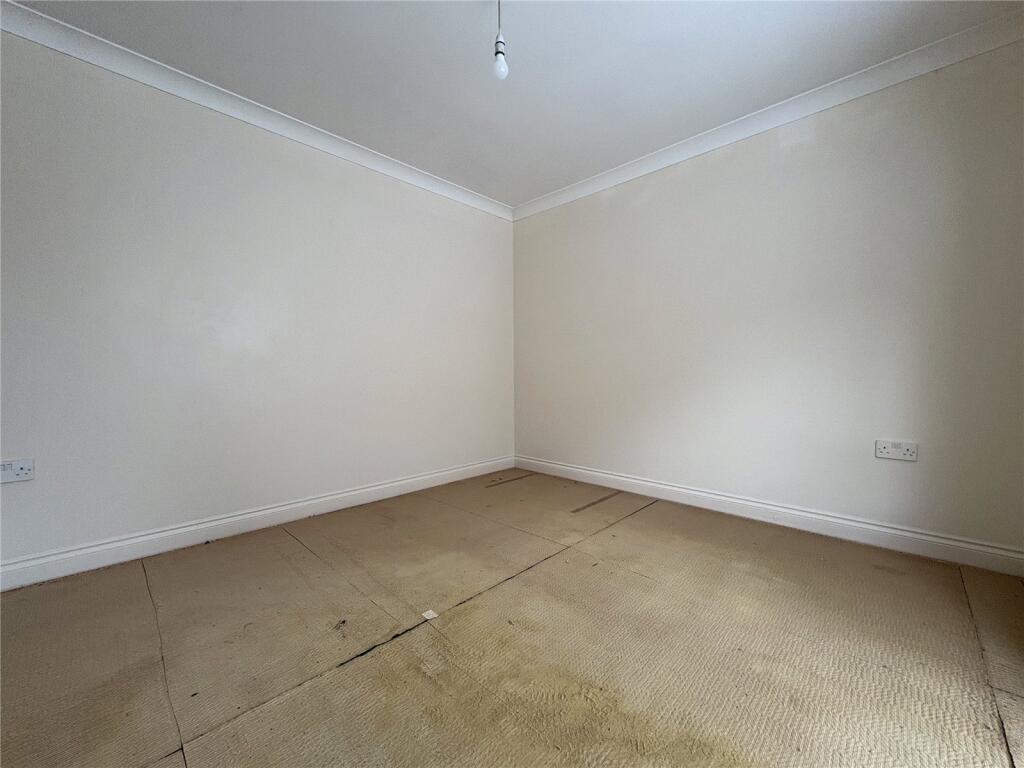 Chichester Close, Chafford Hundred, Grays, Essex, RM16 photo 3