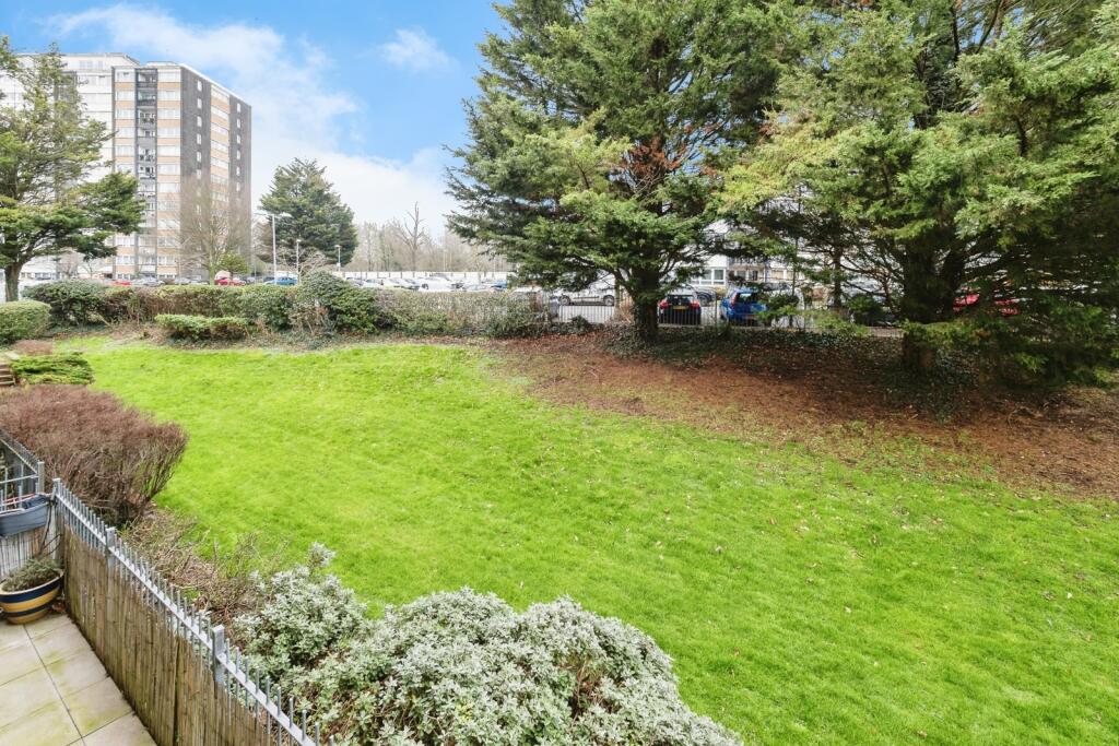 Apartment in London, Gidea Park - More