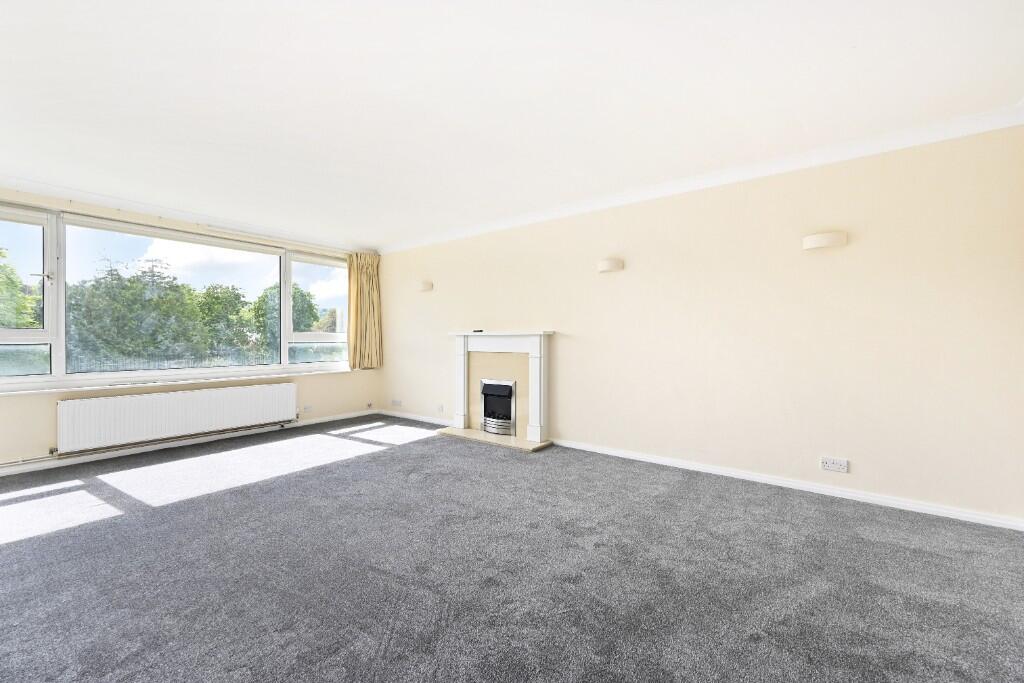 Apartment in Eastbourne, East Sussex - View 3