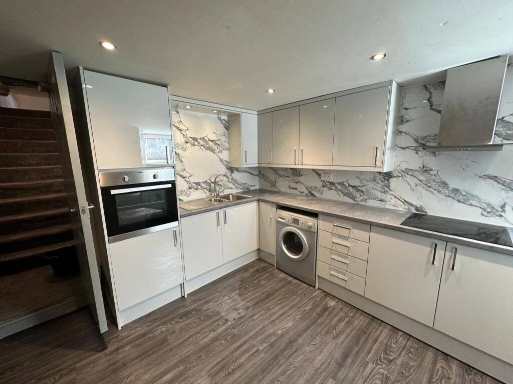 8 bedroom terraced house for rent