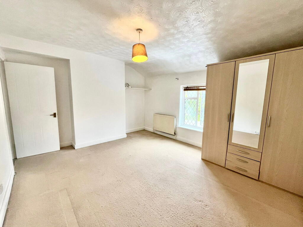 House in Waverley, Hale, Farnham - More