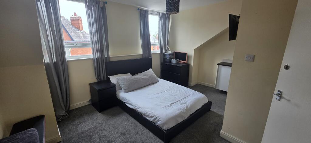 6 bedroom terraced house for rent