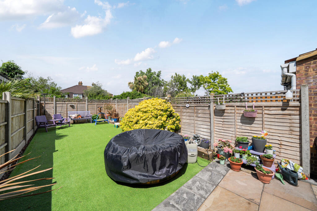 Reservoir Close, Greenhithe, Kent photo 4