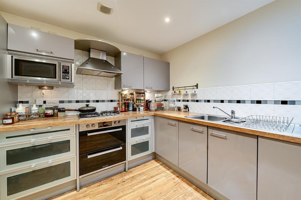 Apartment in Leeds, West Yorkshire - View 4