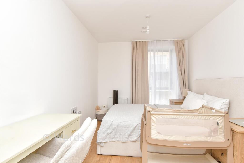 Apartment in Dartford, Stone - View 5