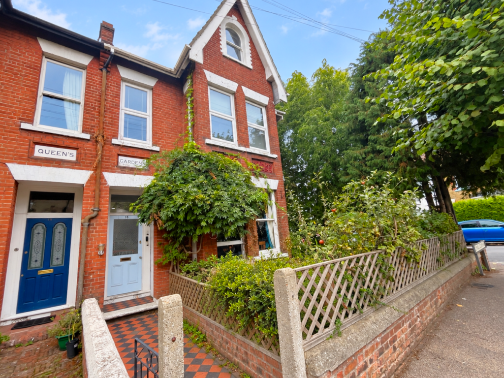 2-bed flat on Queens Gardens, Herne Bay, Kent, £160,000