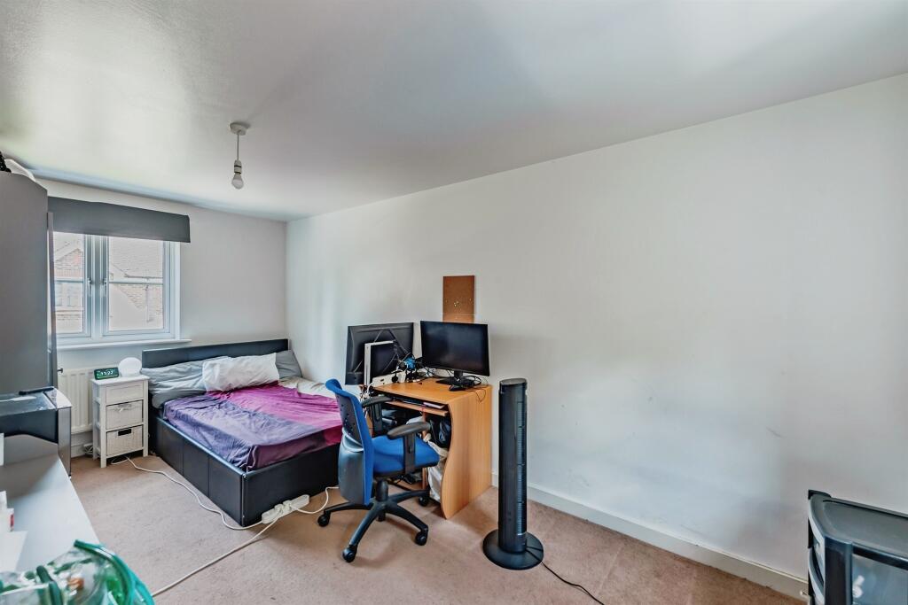Apartment in Reigate and Banstead, Surrey - More