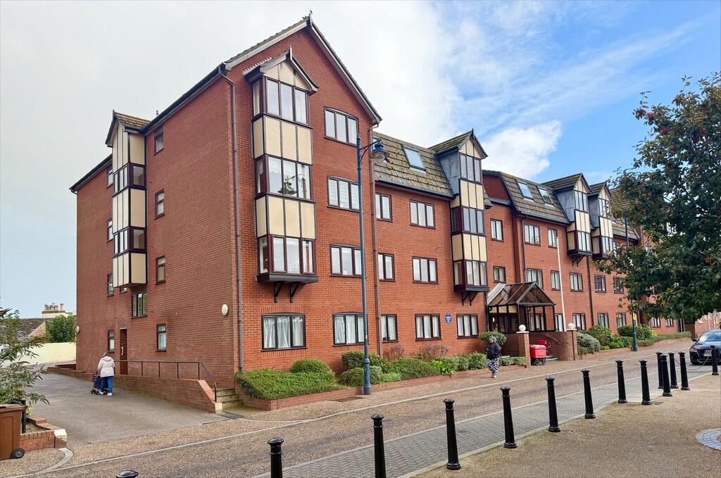 2-bed flat on Deneside, Great Yarmouth, £60,000