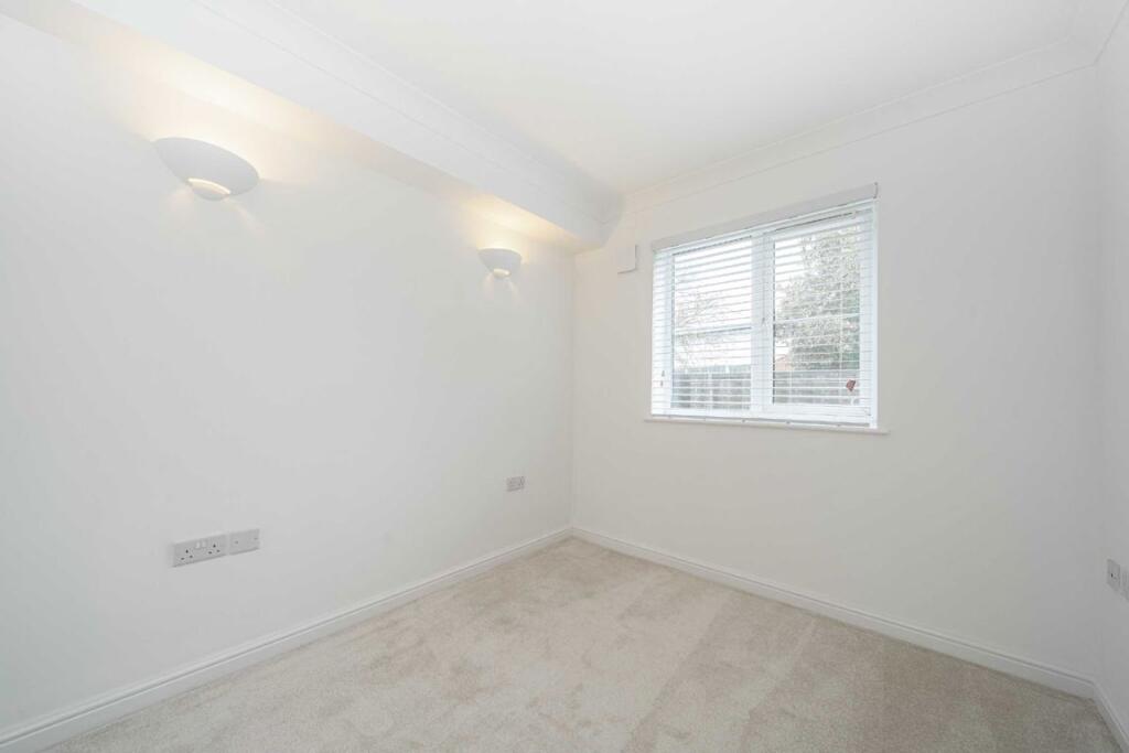 Apartment in Sunbury-on-Thames, Kempton Park - More