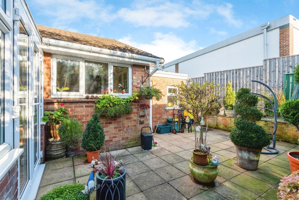 3-bed bungalow on Parragate, Cinderford, £315,000
