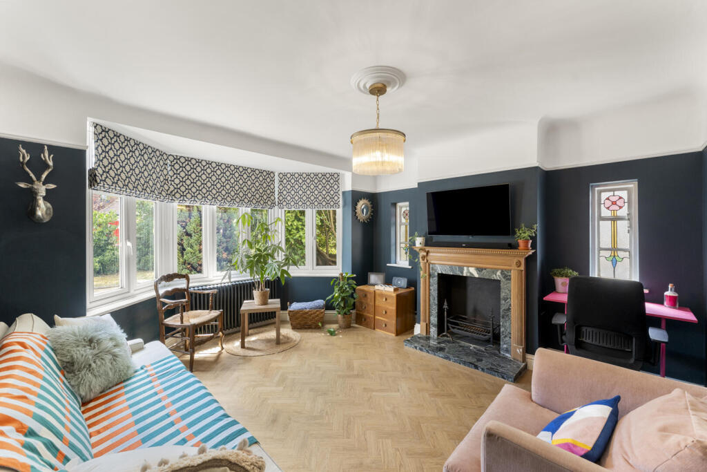 House in Elmbridge, Hinchley Wood - More