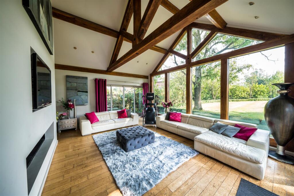 Equestrian property Welsh Row, Nether Alderley with land and stables photo 3