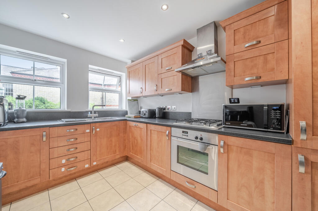Apartment in Kingston upon Thames - View 3