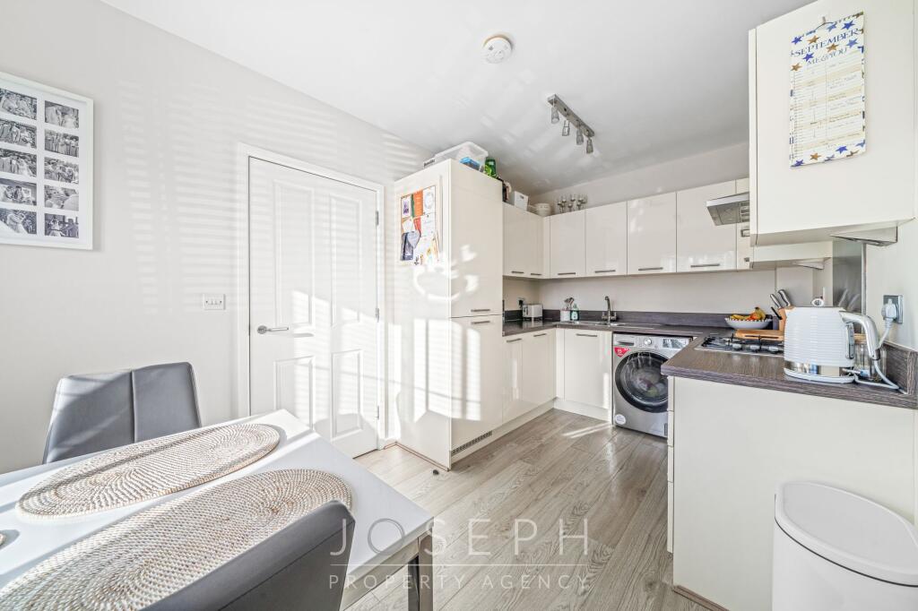 Masons Drive, Great Blakenham, IP6 photo 3
