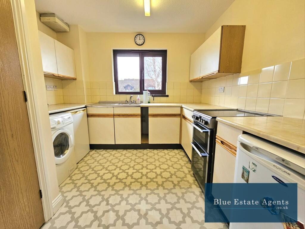 Vicarage Farm Road, Hounslow, TW5 photo 3