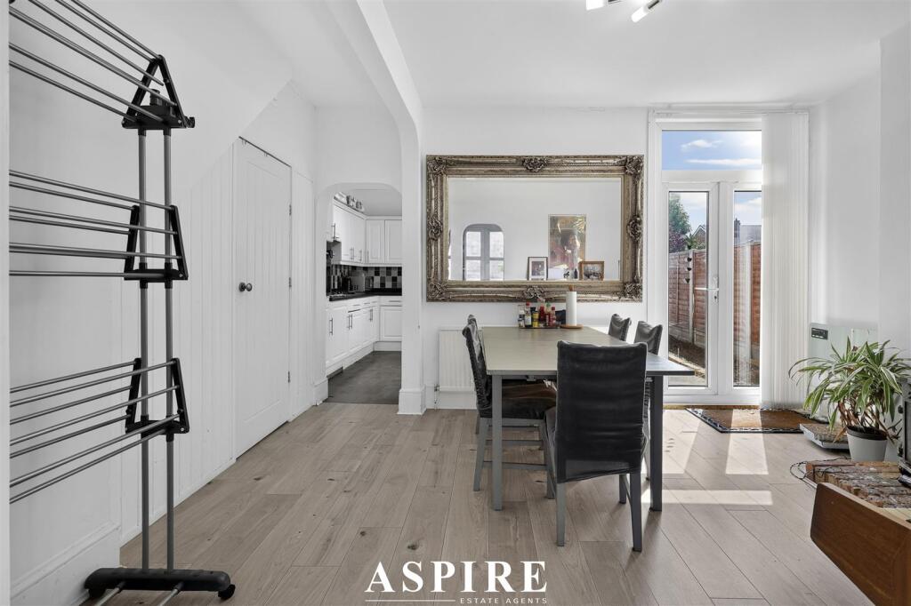 House in Southend-on-Sea, North Shoebury - More