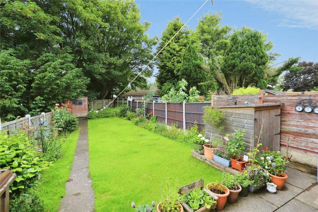 House in Wolverhampton, West Midlands - More