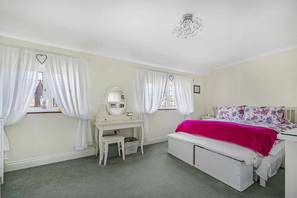 House in Orpington, Scadbury, St Paul's Cray - More
