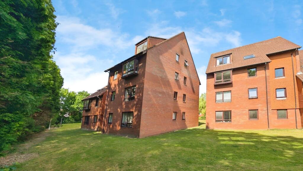 1-bed flat on Marina Gardens, Fishponds, Bristol, £170,000