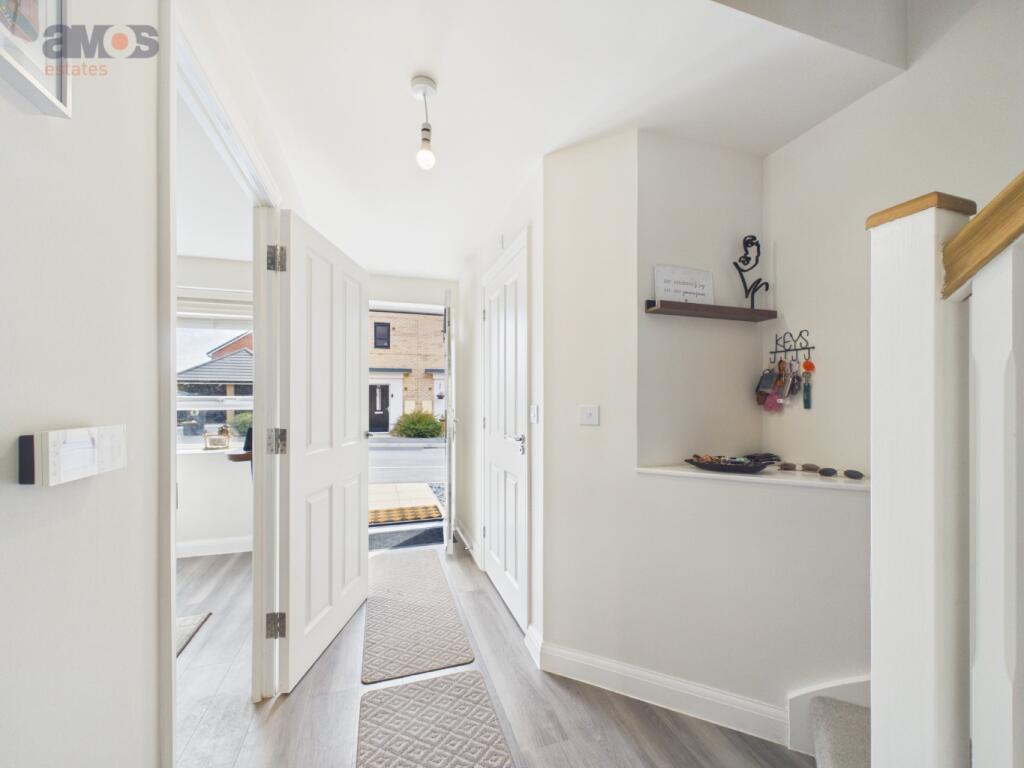 House in Rochford, High Elms Park, Hullbridge - More