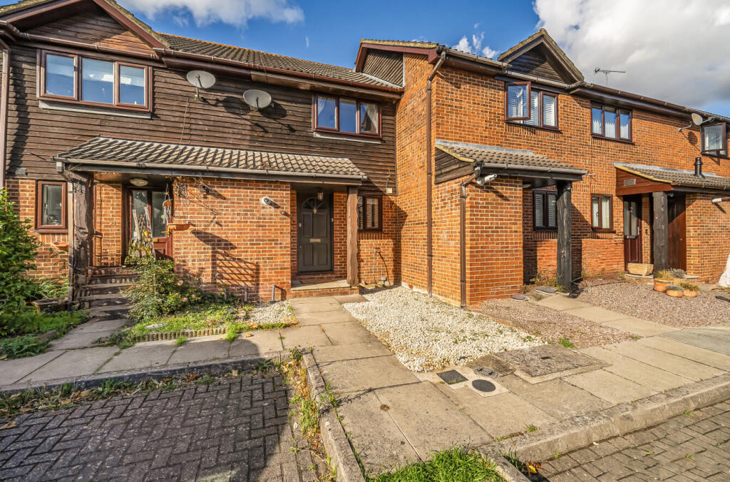 2-bed terraced on Oak Ridge, West End, Woking, Surrey, GU24, £385,000