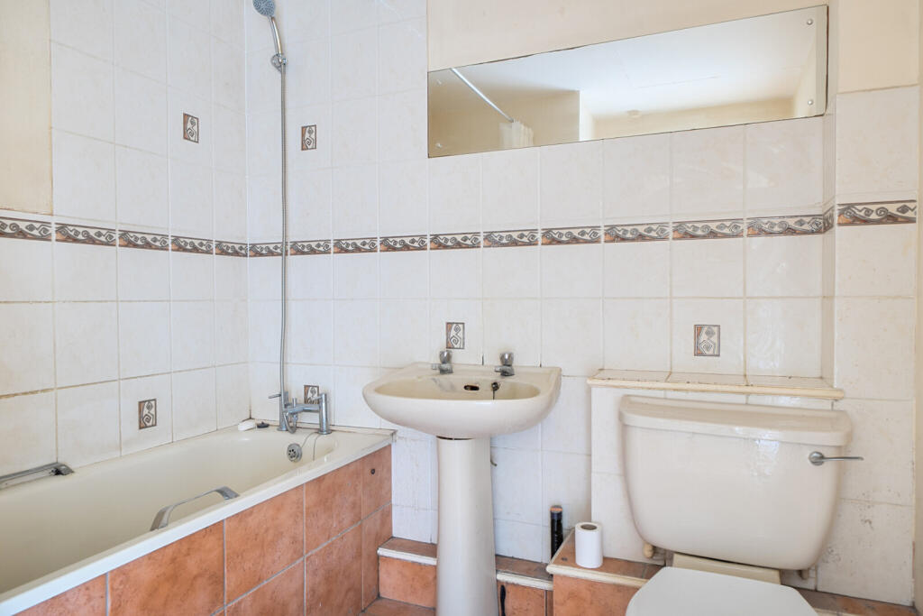 Apartment in Reading, Tilehurst - More