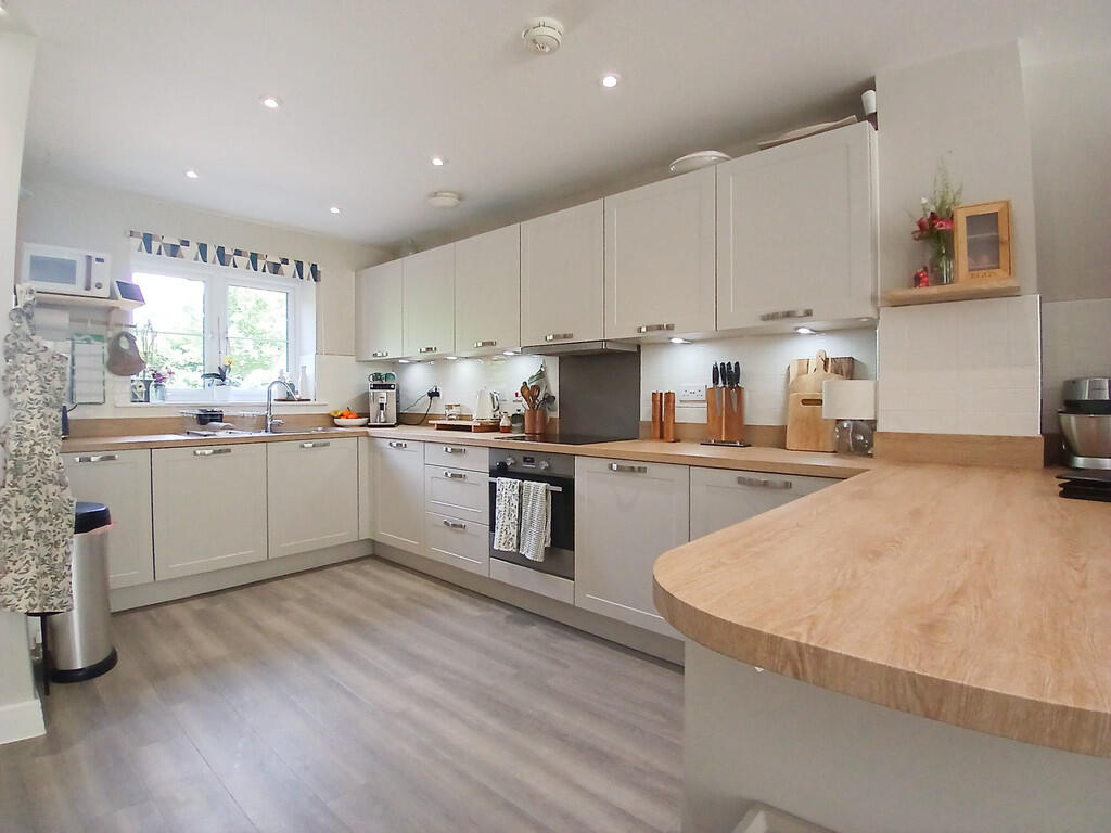 Longhurst Drive, Billingshurst photo 2