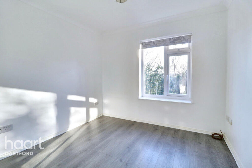 1-bed flat on London Road, GREENHITHE, £150,000