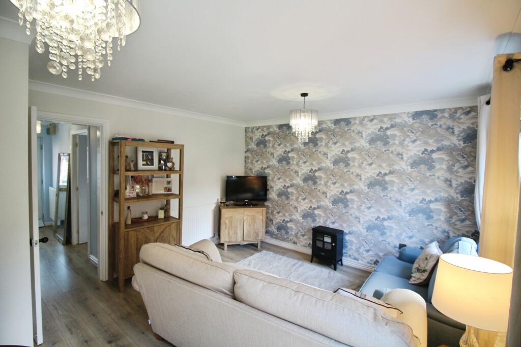 House in Wakefield, Robin Hood - View 4