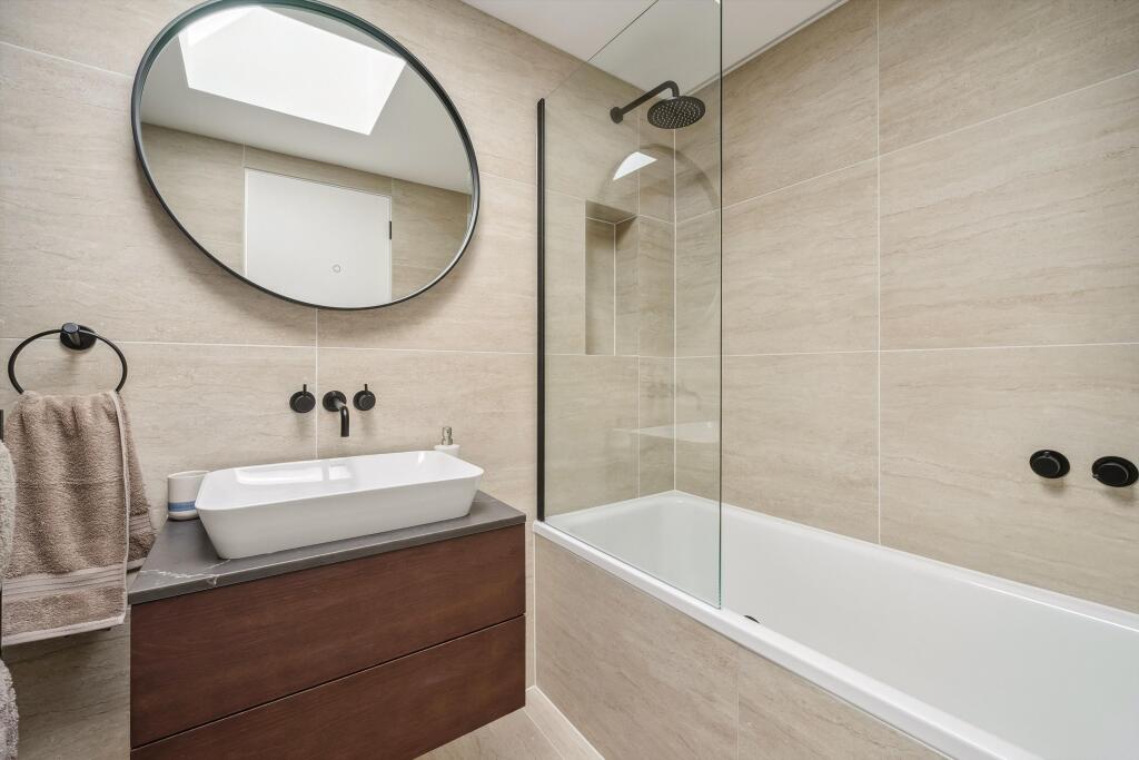 Apartment in London, North Kensington - More