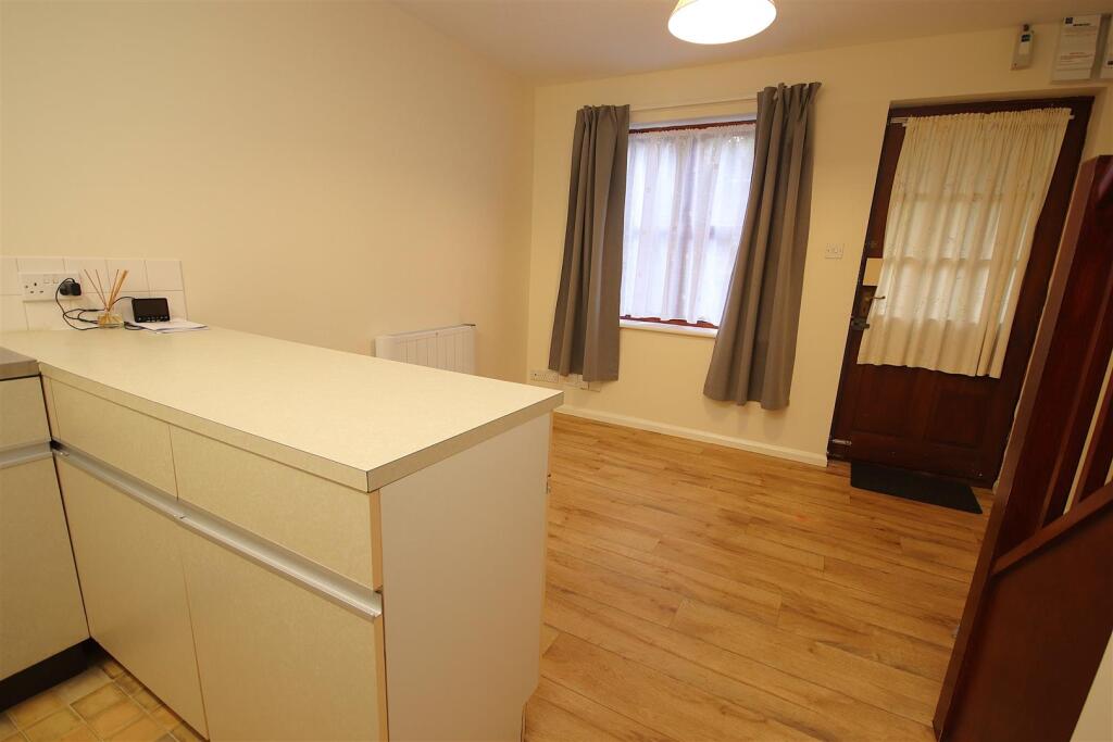 House in Cambridge, Kerridge Close, Petersfield - View 4