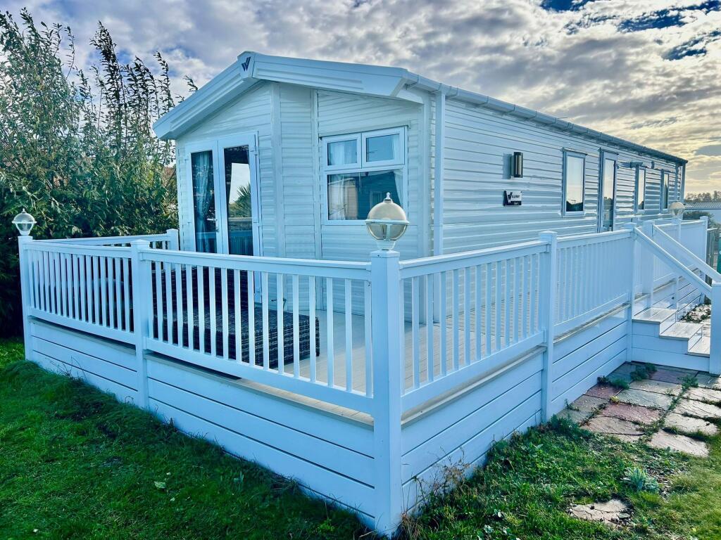 2-bed caravan on Butt Lane, Burgh Castle, £29,995