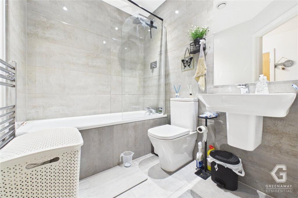 Apartment in Redhill - View 4